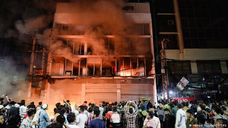 আগুনে পুড়ছে সংবাদপত্র, প্রশ্নের মুখে রাষ্ট্র