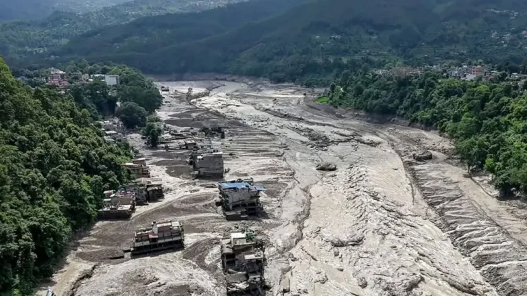 নেপালে বন্যা-ভূমিধস: হিমালয়ে সেদিন যা ঘটেছিল, কাটছে না নতুন বিপর্যয়ের শঙ্কা