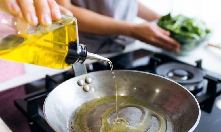 কোন তেল সবচেয়ে স্বাস্থ্যকর? বিশেষজ্ঞরা যা বলছেন রান্নার তেল বাছাইয়ে