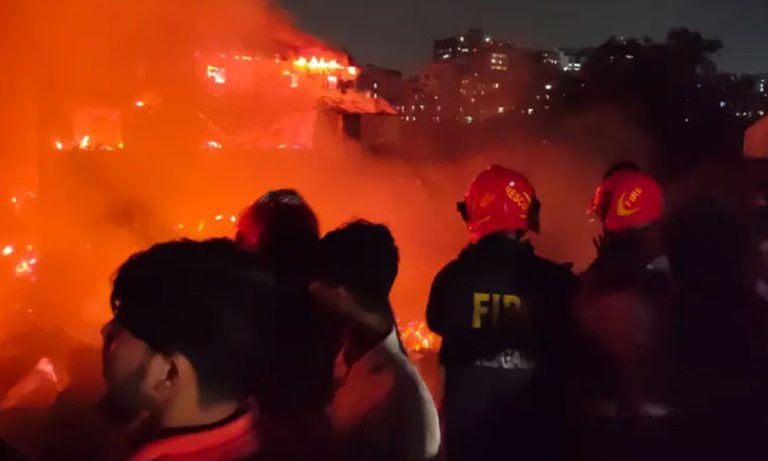 আগুনে পুড়ছে কড়াইল বস্তি, পানি সংকটে পেতে হচ্ছে বেগ