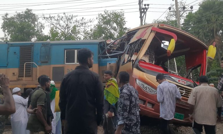 কুমিল্লায় বাস-ট্রেন সংঘর্ষে নিহত ১২, আহত অন্তত ১৫