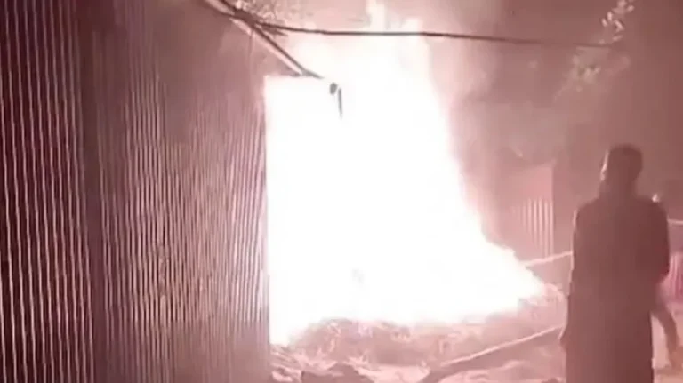 সিরাজগঞ্জে জামায়াত নেতার বাড়িতে আগুন