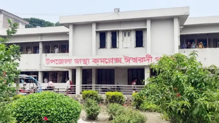 শিক্ষার্থীকে শাসনের জেরে বিদ্যালয়ে ঢুকে ৩ শিক্ষিকাকে পেটালেন অভিভাবক
