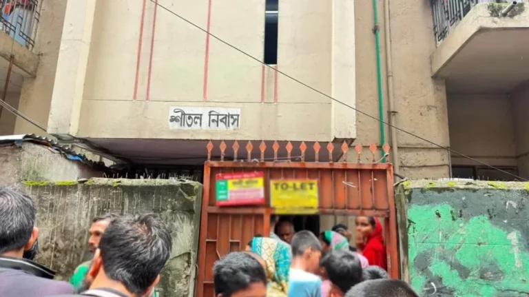 তালাকের পরও একসঙ্গে বসবাস, স্ত্রী-শাশুড়িকে হত্যার পর থানায় যুবক