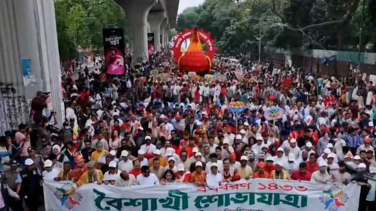 চারুকলার বর্ণাঢ্য ‘বৈশাখী শোভাযাত্রায়’ নতুন বছরকে বরণ