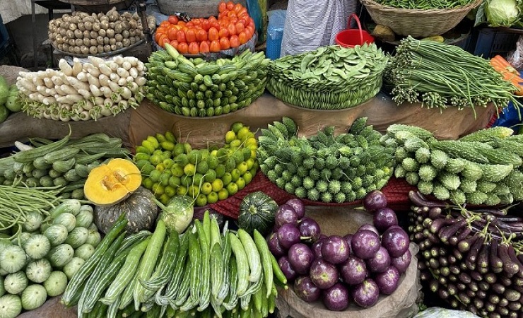 রাজধানীতে ভরা মৌসুমেও চড়া সবজি বাজার