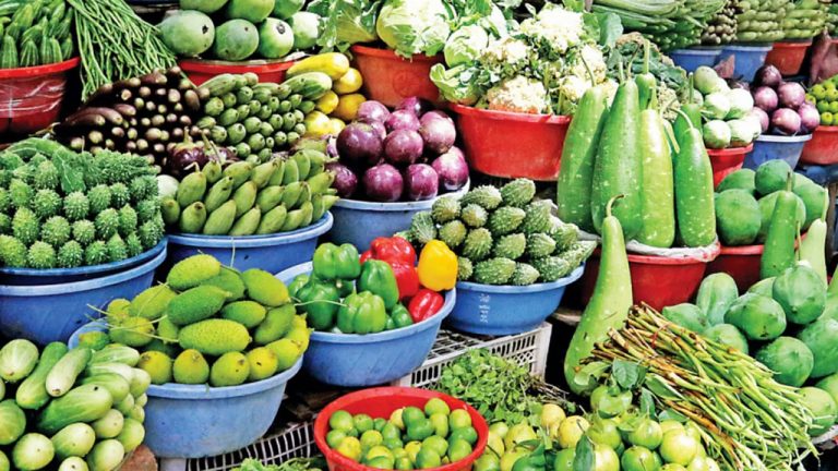 আগাম শীতের সবজি বাজারে, দাম এখনো আকাশছোঁয়া