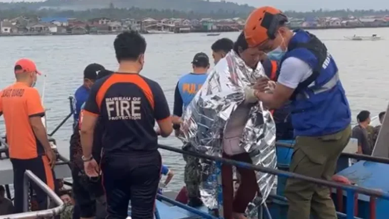 সাড়ে ৩০০ মানুষ নিয়ে ফিলিপাইনে ফেরিডুবি