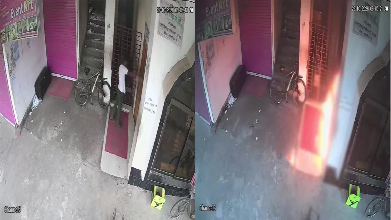 রাউজানে মসজিদের দরজায় অকটেন ঢেলে আগুন, তদন্তে পুলিশ