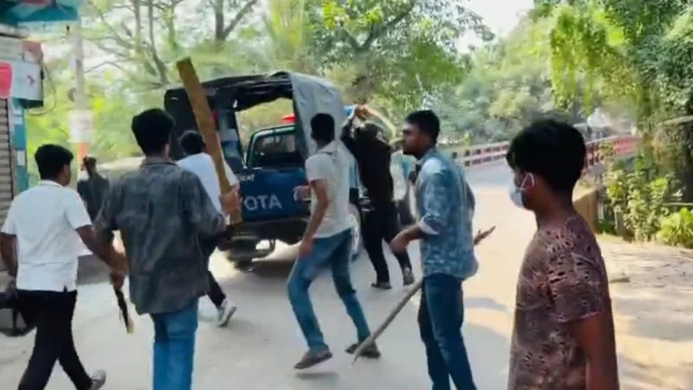 ‘জয় বাংলা’ স্লোগান দিয়ে পুলিশের ওপর হামলে পড়ল নিষিদ্ধ ছাত্রলীগ