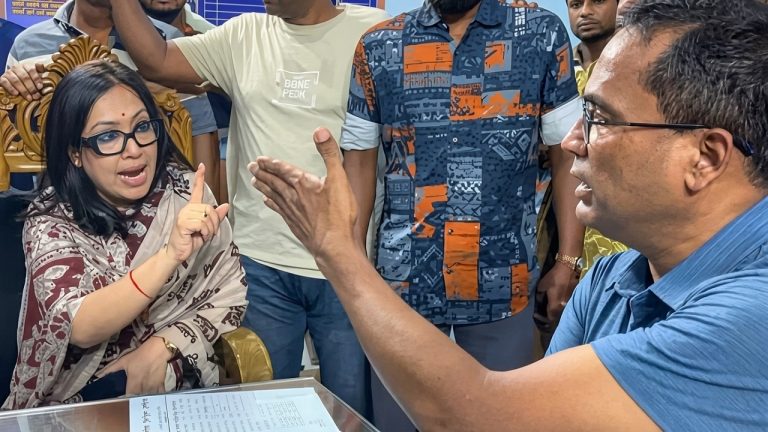 ওসির সঙ্গে রুমিন ফারহানার বাদানুবাদের ঘটনায় পুলিশের জিডি