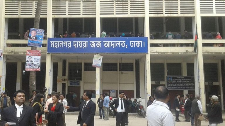 খাসকামরায় ডেকে পুলিশ কর্মকর্তাকে মারধর: বিচারককে শোকজ