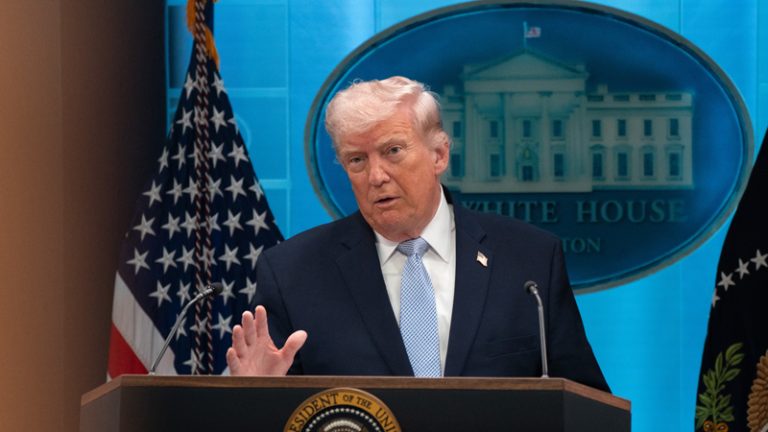 ইরানের সঙ্গে দুই সপ্তাহের যুদ্ধবিরতির ঘোষণা ট্রাম্পের